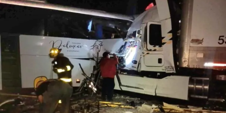 Accidente en autopista Mazatlán-Tepic deja 5 muertos y varios heridos