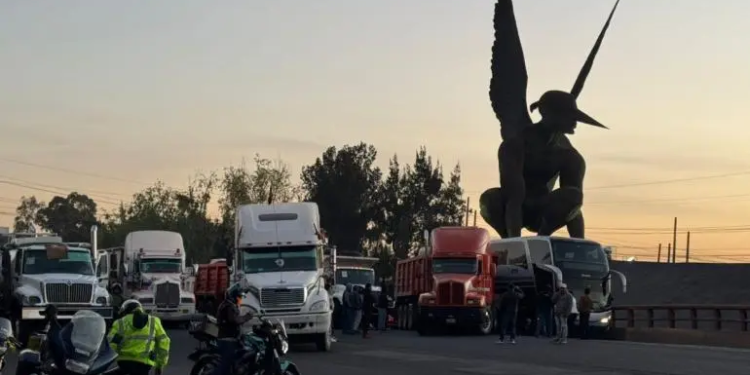 Transportistas bloquean carreteras al acusar falta de pagos por el Tren Maya