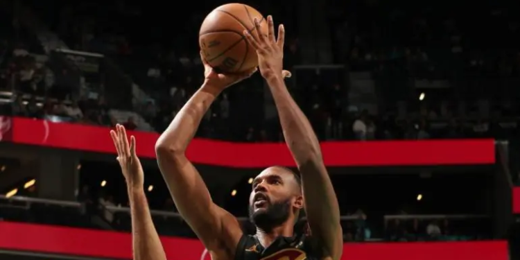 Evan Mobley encesta 41 puntos y los Cavs siguen en la cima de la NBA