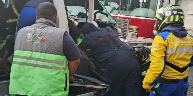 Mujer queda prensada tras choque entre camión y combi en Insurgentes Norte