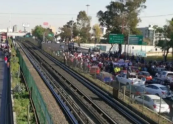 Comerciantes ambulantes bloquean Tlalpan en ambos sentidos