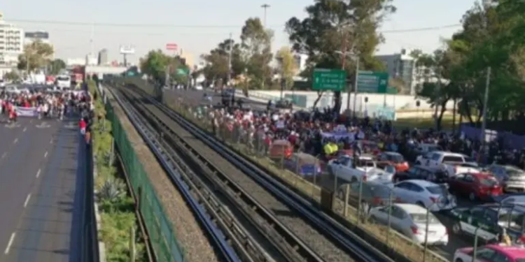 Comerciantes ambulantes bloquean Tlalpan en ambos sentidos