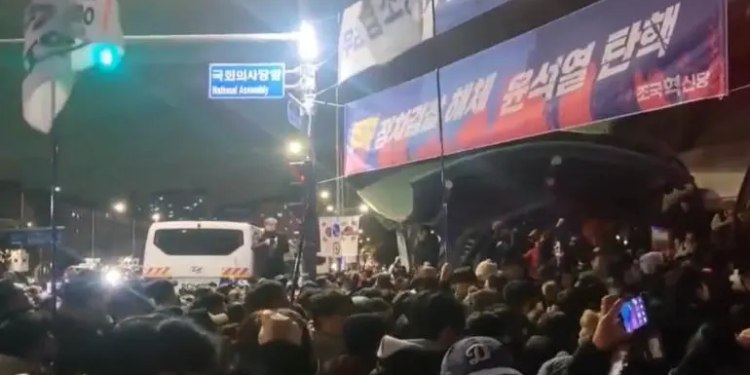 La Asamblea Nacional de Corea del Sur revoca la ley marcial entre protestas masivas.