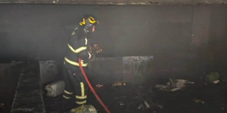 Mueren dos personas tras incendio en una bodega de la Central de Abasto