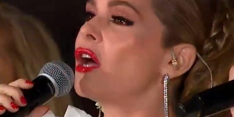 Itatí Cantoral cantó de nuevo a la Virgen de Guadalupe; éste fue el tema que interpretó con su hermano e hija