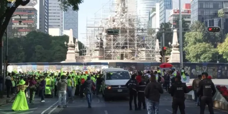 Personas con discapacidad realizan marcha sobre Paseo de la Reforma