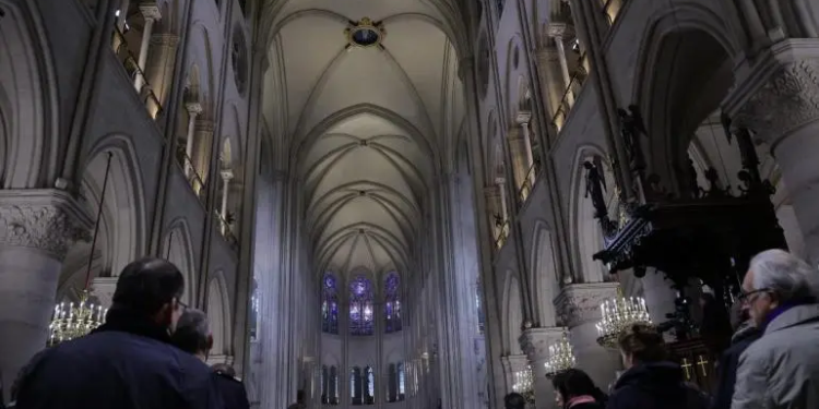 Notre Dame borra la pena del incendio de 2019 con primera misa