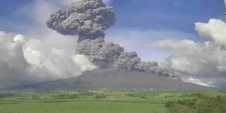 Desalojan a 87 mil personas en Filipinas por erupción del volcán Kanlaon