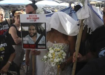 Exrehén mexicana de Hamás celebra boda simbólica en Tel Aviv con su novio aún cautivo