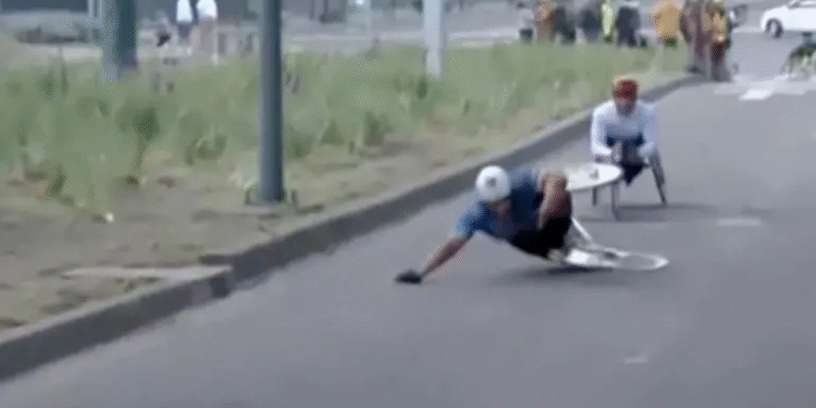 Caída de atletas en silla de ruedas en el Maratón de la CDMX desata críticas por baches