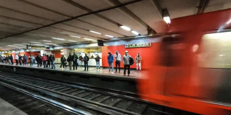 Auxilian oficiales de la PBI a una mujer en labor de parto en la estación del Metro La Raza