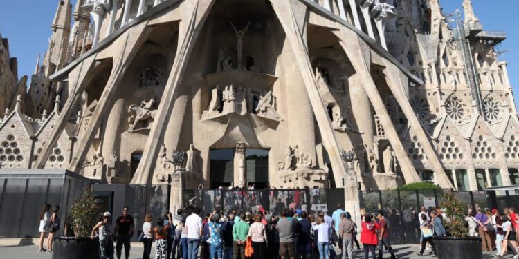Activistas lanzan pintura sobre la fachada de la Sagrada Familia en Barcelona