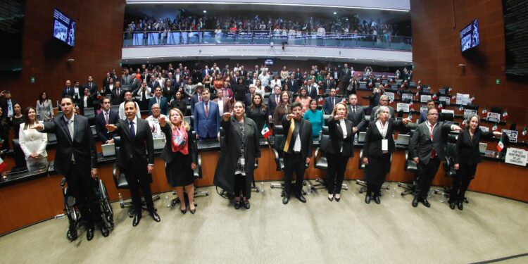 Concluye maratónica sesión en el Senado tras seis horas de toma de protestas de 875 jueces, ministros y magistrados