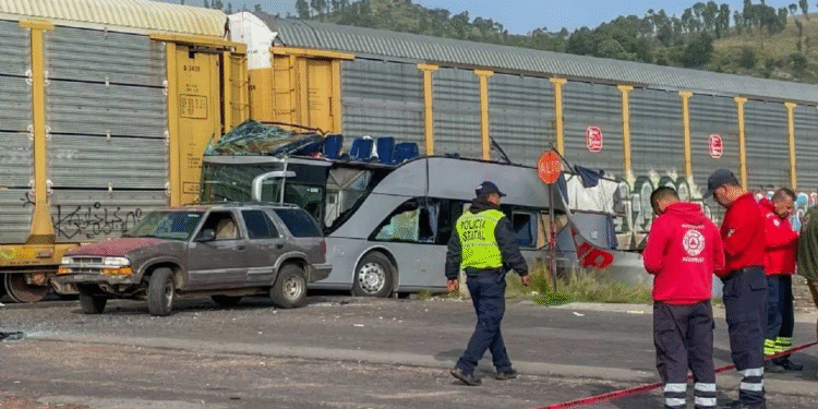 Tren embiste a camión de pasajeros en Atlacomulco; hay 8 muertos