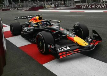 Max Verstappen arrasa en Azerbaiyán y McLaren decepciona