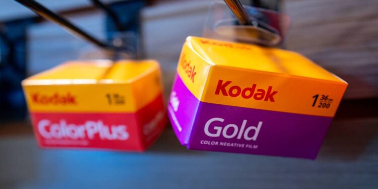 Kodak lanza Charmera: la minicámara digital estilo ochentero que cabe ¡en un llavero!