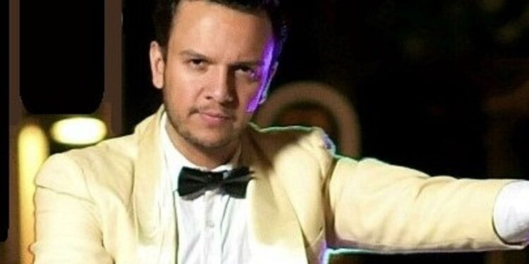 Eric Ventura rinde homenaje a José José en el Teatro San Jerónimo, con Carlos Cuevas como padrino