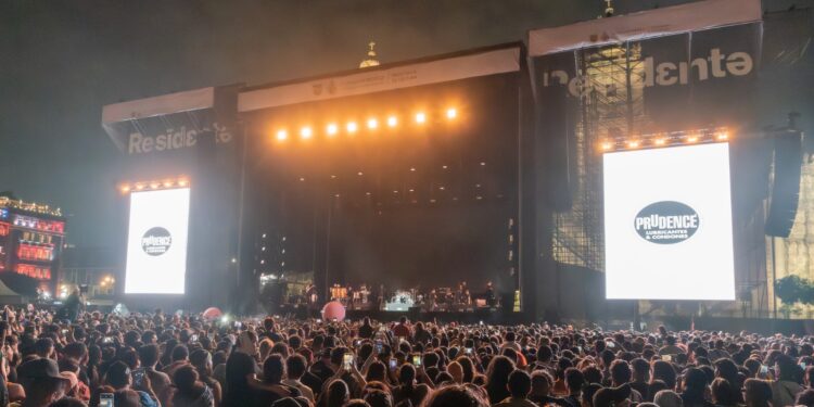 Residente presenta canción de Prudence en concierto masivo en el Zócalo