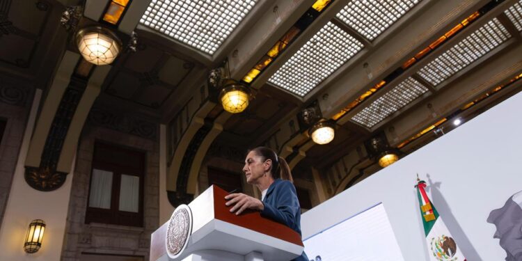 Sheinbaum pide investigación por muerte de mexicano durante redada de ICE en EU