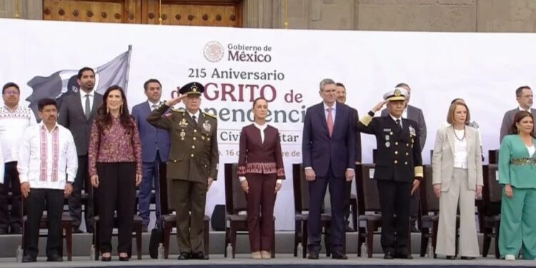 Sheinbaum encabeza el desfile militar con representantes de los tres poderes a diferencia de otros años