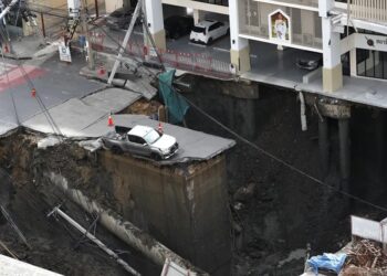 Un gran socavón frente a un hospital en Bangkok obliga a evacuar a los pacientes