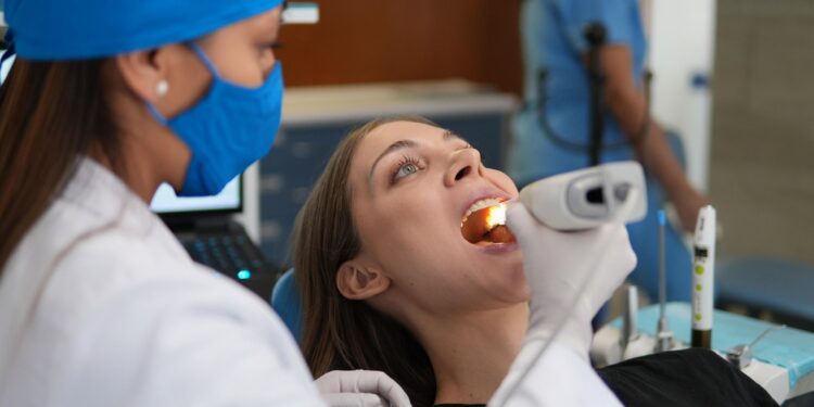 Dra. Liliana Bueno advierte sobre la enfermedad silenciosa: la mitad de los adultos descuida su salud bucal