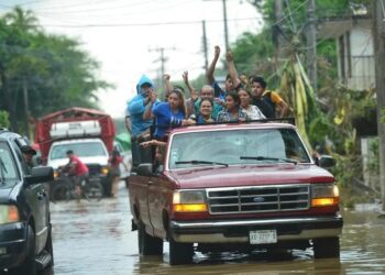 Onda tropical 37 y vaguadas provocarán tormentas en 10 estados