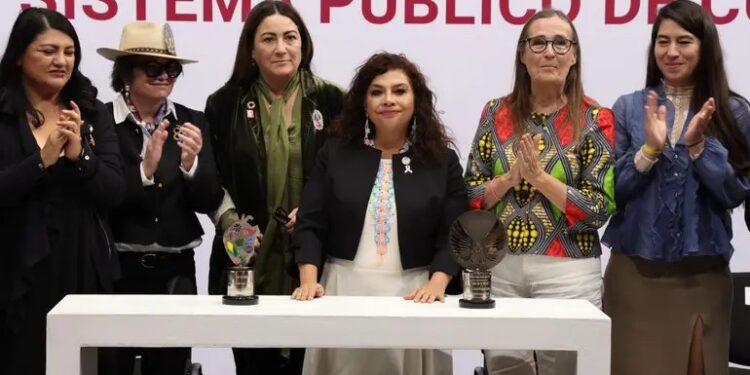 Clara Brugada recibe premio Mujer de la Década