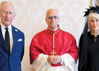 El Rey Carlos III y el Papa León XIV hacen historia, rezan juntos en el Vaticano