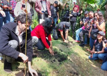El cantante Benny Ibarra impulsa la reforestación de Xochimilco junto a la alcaldesa Cirse Camacho Bautista