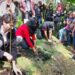 El cantante Benny Ibarra impulsa la reforestación de Xochimilco junto a la alcaldesa Cirse Camacho Bautista