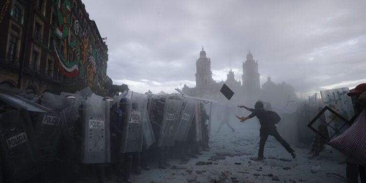 Marcha del 2 de octubre en CDMX: Reportan a 3 policías en estado delicado