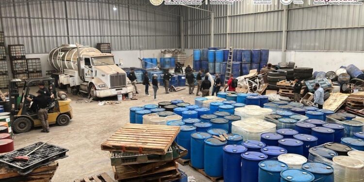 Durango: hallan 7 mil litros de huachicol y químicos precursores en operativo