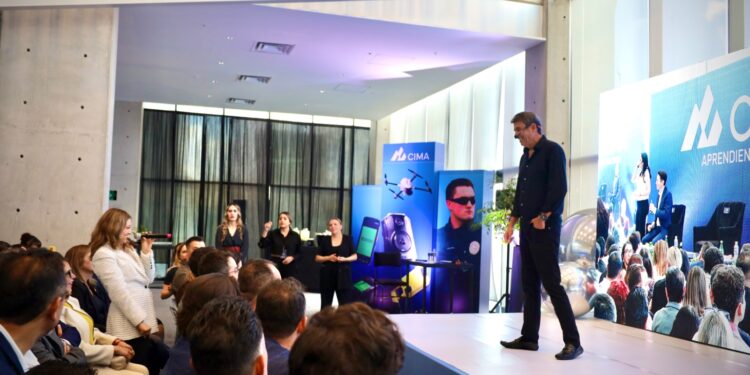 Arturo Elías Ayub en panel de CIMA: “La suerte te la generas”