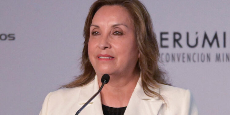 Congreso de Perú destituye a la presidenta Dina Boluarte