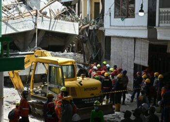 Tragedia en Indonesia: 91 personas podrían estar atrapadas en escuela derrumbada