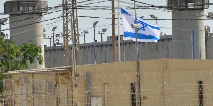 Israel traslada a dos cárceles a palestinos que serán liberados tras intercambio de rehenes