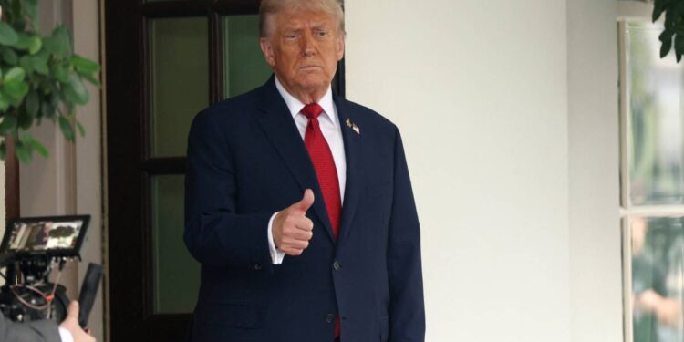 Trump y Congreso cobran mientras miles de trabajadores quedan sin quincena