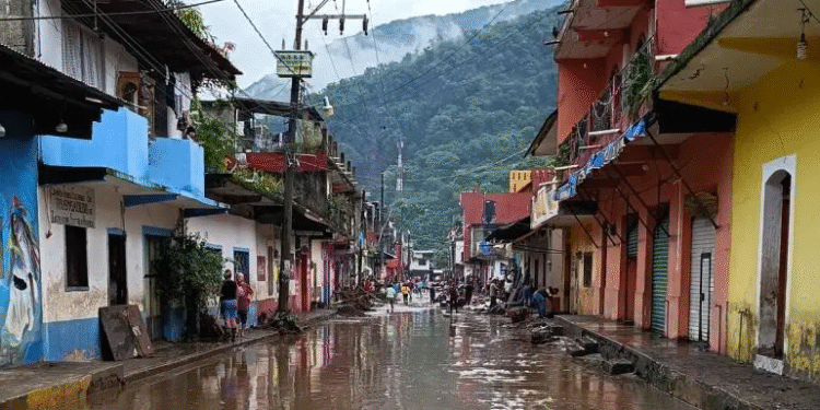 Sube a 47 la cifra de muertos tras lluvias e intensifican búsqueda de desaparecidos