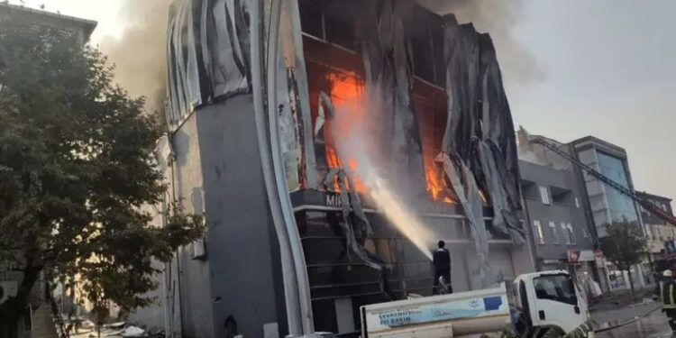 Incendio en un depósito de perfumes en Turquía deja al menos 6 muertos Borrador automático