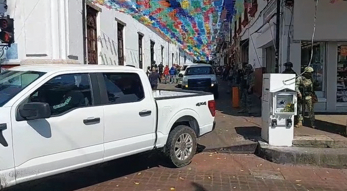 Detienen a 7 escoltas de Carlos Manzo; ya ingresaron a un penal estatal