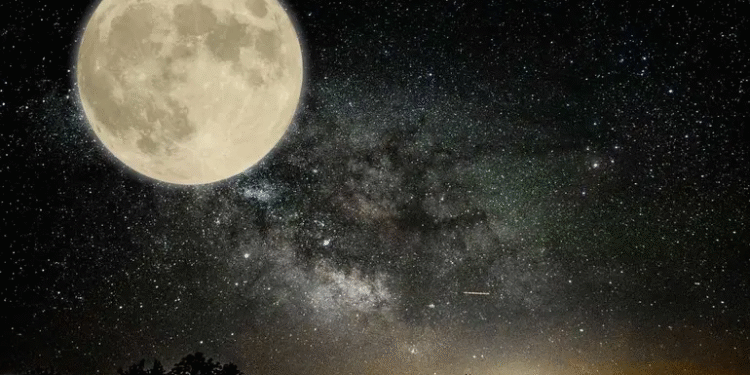 ¿Cuándo es la noche más oscura de noviembre 2025 y qué la provoca?