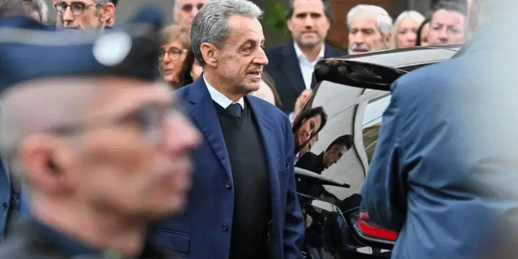 Sarkozy saldrá de la cárcel en libertad condicional; pasó 20 días en prisión