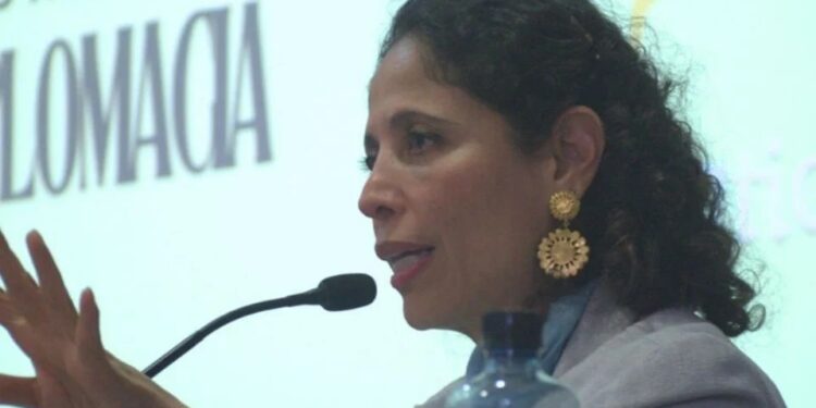 Ruptura diplomática: abandona Perú la encargada de la embajada de México, Karla Ornelas
