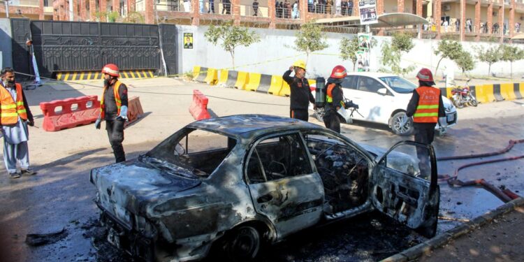 Terror en Pakistán: atentado suicida deja al menos 12 muertos frente a tribunal