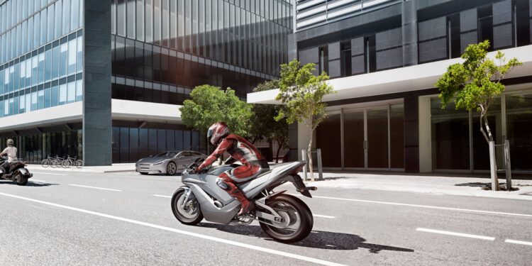 ABS y seguridad vial: tres décadas de innovación de Bosch que protegen a los motociclistas