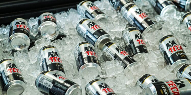 Tecate Titanium celebra su regreso después de 6 años caracterizando los Oxxo’s más importantes de Ciudad de México, Mérida y Monterrey