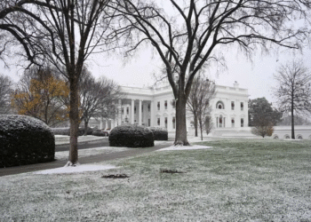 Tormenta invernal deja nieve, aguanieve y cierres en la costa este de EU