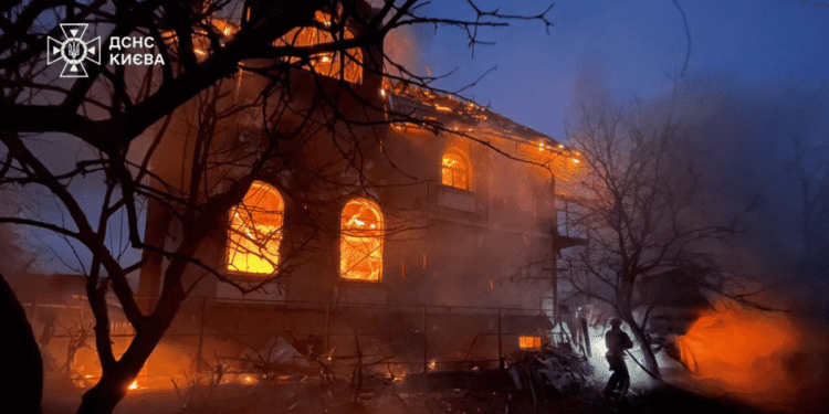 Rusia ataca a Ucrania con 500 drones y 40 misiles antes de reunión entre Zelenski y Trump