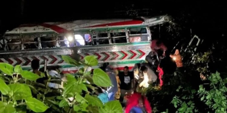 Autobús de la empresa «Transportes Sinaloa» cae a barranco en Guatemala; hay al menos 15 muertos